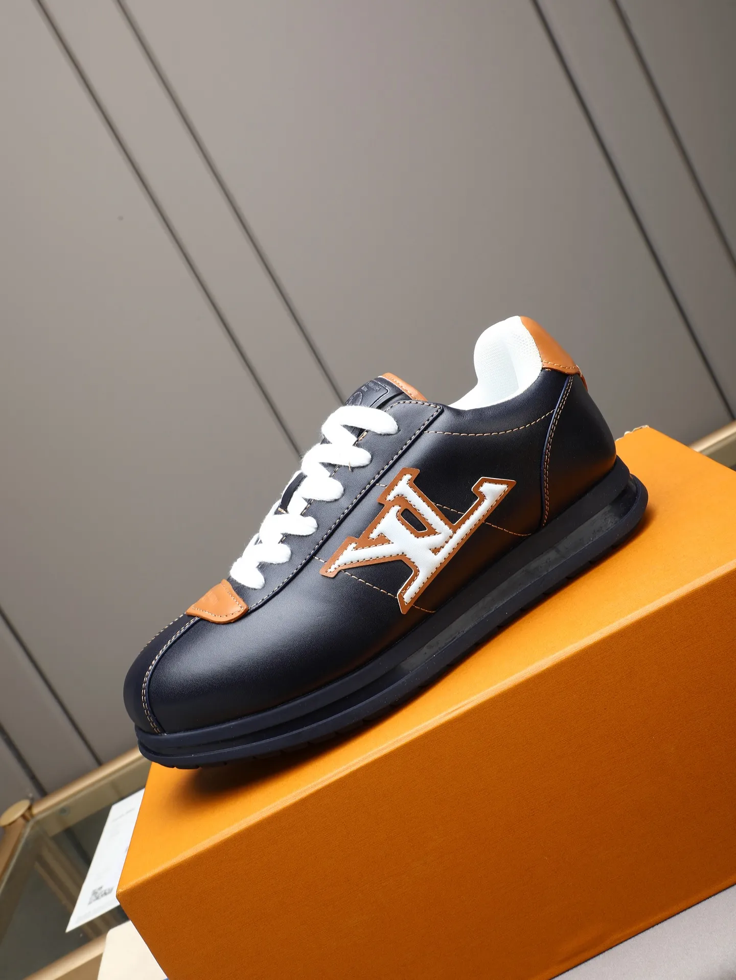 PP560 LV Louis Vuitton L Jialu Brand Runner Tatic Series Thick-soled Casual Sports Shoes Running Shoes Original purchase, development and production This LV Runner Tatic sports shoe combines technical materials such as mesh fabric and ribbons to interpret the inspiration of traditional mountaineering shoes. LV letters are written on one side, the lariat buckle of the quick lacing system is embellished with Monogram flowers and Louis Vuitton logos, and the light and wear-resistant rubber outsole completes the whole. ▪️Fabric: Original imported cowhide + mesh ▪️Inner lining: Original customized breathable mesh ▪️Sole: Original open-molded anti-slip rubber combination material ▪️Size: Men's 38-44 (customized for 45 and 46)